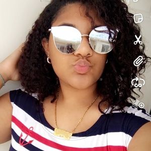 Meet your Posher, Roxana